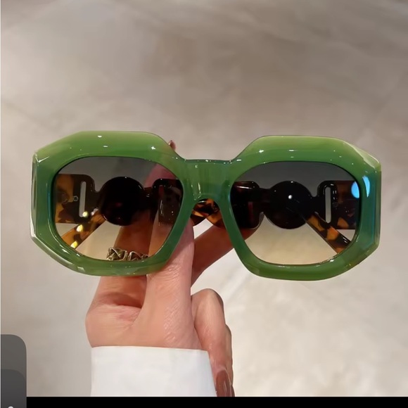 Chic Green Square Sunglasses - Picture 1 of 2